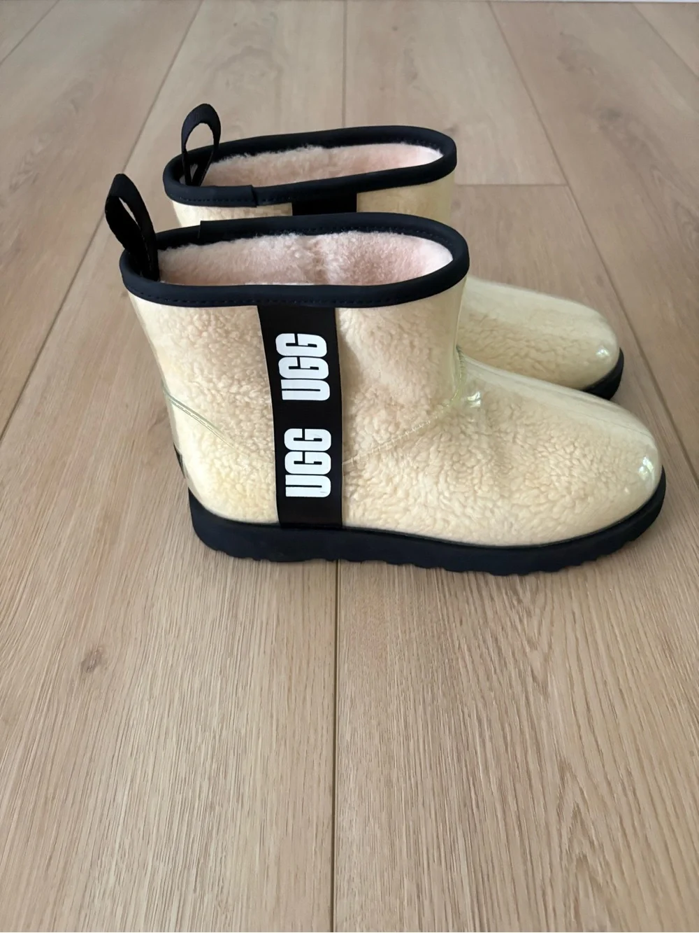 UGG Classic Clear Mini II Boots Women’s Size 9 Natural Cream Waterproof